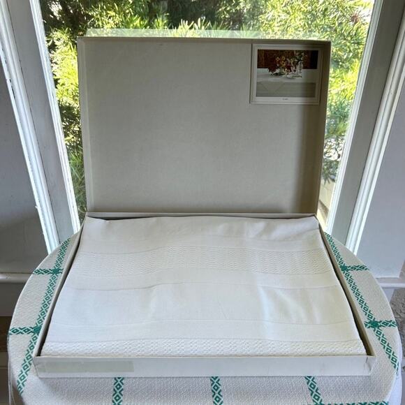 Vintage Nydel White Cotton Tablecloth and Matching Napkin Service for Eight - Picture 12 of 16